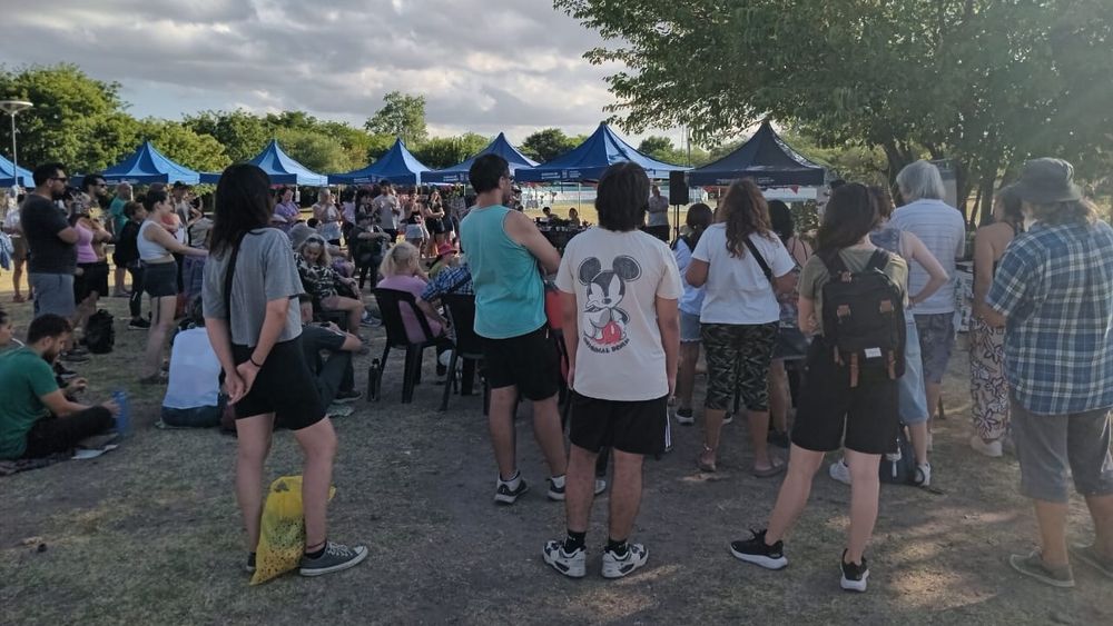 Decenas de vecinos dijeron presente en el Parque Finky de Turdera para disfrutar de actividades ligadas a la naturaleza. Decenas de vecinos dijeron presente en el Parque Finky de Turdera para disfrutar de actividades ligadas a la naturaleza.
