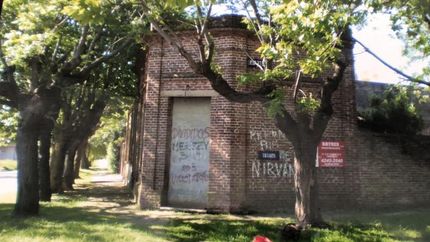 la farmacia de barrio que funciona en un edificio de 1928