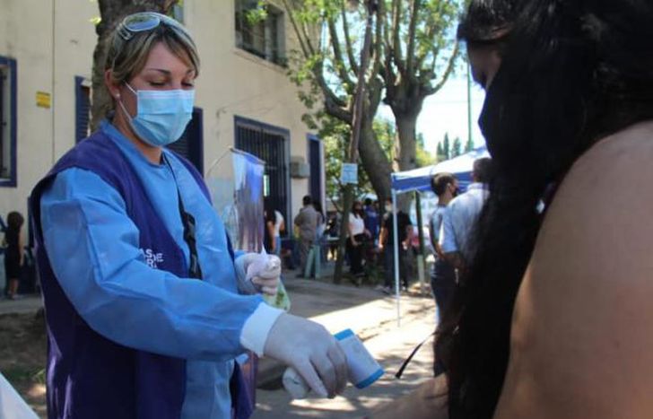 En los barrios de Lomas emprenden operativos y toman la fiebre.