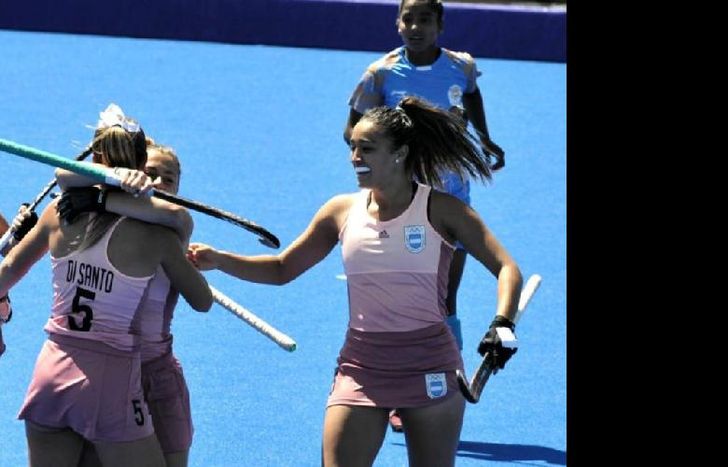 Di Santo festeja con sus compañeras un nuevo triunfo.