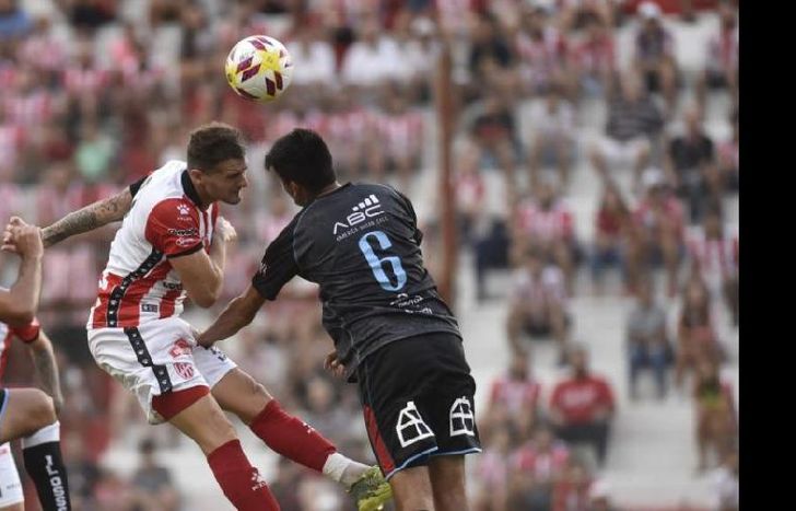 Enzo Ortiz y Pablo Vegetti en un duelo aéreo. Gran triunfo del Tricolor en Córdoba.