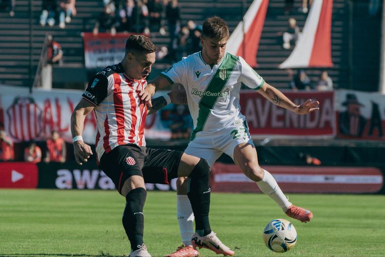 Banfield no puede con Barracas en Olavarría y Luna.