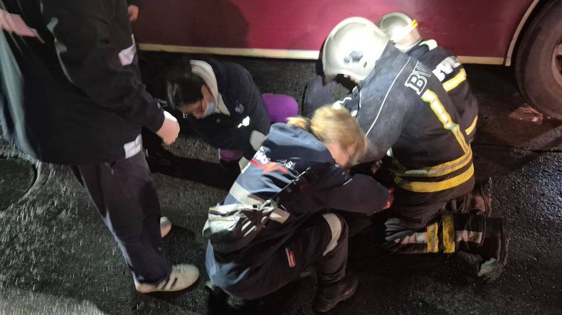 El operativo para rescatar y asistir al motociclista en Temperley.