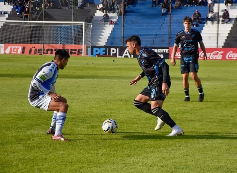 Lucas Angelini, uno de los mejores de Temperley. Lucas Angelini, uno de los mejores de Temperley.