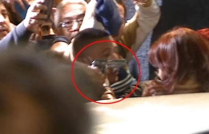 Frente a su departamento de Recoleta, saludaba a la gente.