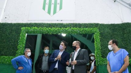 El intendente y el ministro recorrieron el vacunatorio.