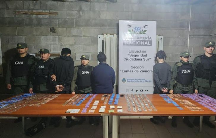 Los tres detenidos y la droga incautada en el operativo.