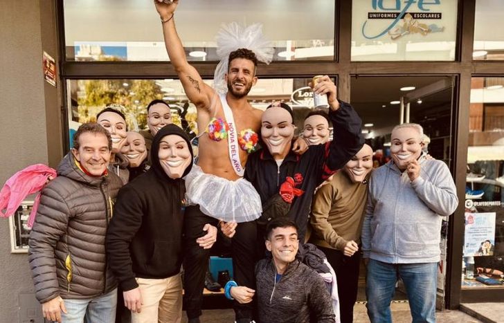 Nicolás junto a sus amigos y su hermano, a punto de irse a Córdoba.