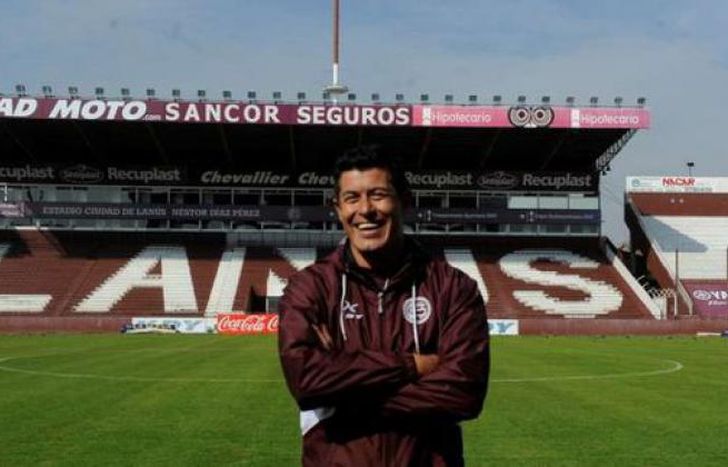 Hoy Almirón responderá si vuelve a ser el técnico de Lanús.