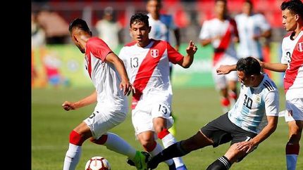 Argentina doblegó a Perú en el descuento y ahora va por el Mundial.