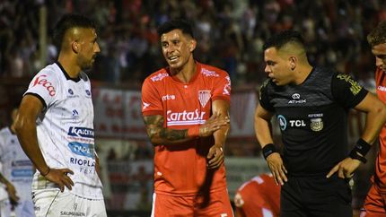 El árbitro Kresta decidió la suspensión del partido. El árbitro Kresta decidió la suspensión del partido.