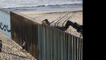 Un mural separa Tijuana de San Diego y las chances de que los migrantes queden a la deriva son altas.
