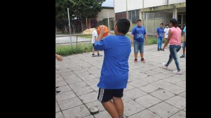 escuelas de verano: los nenes de lomas disfrutan de juegos en los patios de sus colegios