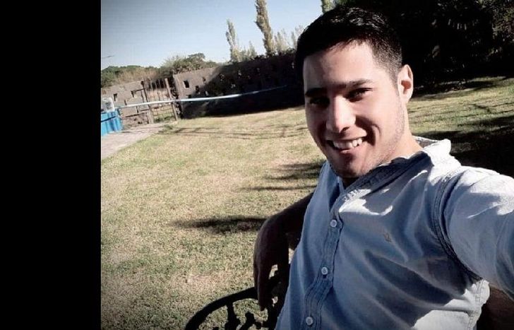 Dirassar, provisto con un cuchillo, hirió en varias oportunidades a la joven, ante la mirada atónita de sus amigas.