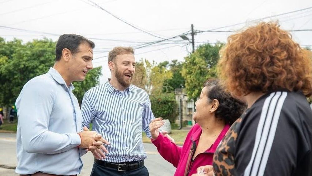 Federico Otermín y Julián Álvarez recorrieron la renovación de la calle Lynch. Federico Otermín y Julián Álvarez recorrieron la renovación de la calle Lynch.