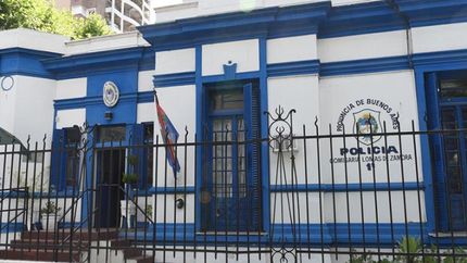 tres mujeres detenidas por robar un local en lomas centro