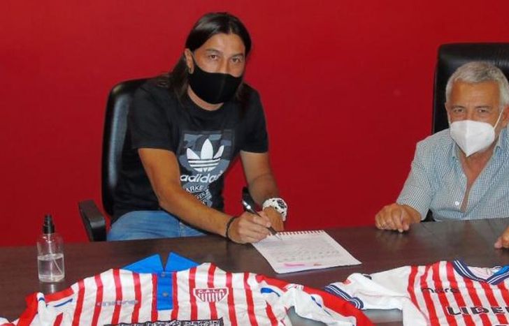 La firma de Salomón en compañía del presidente Grosi.