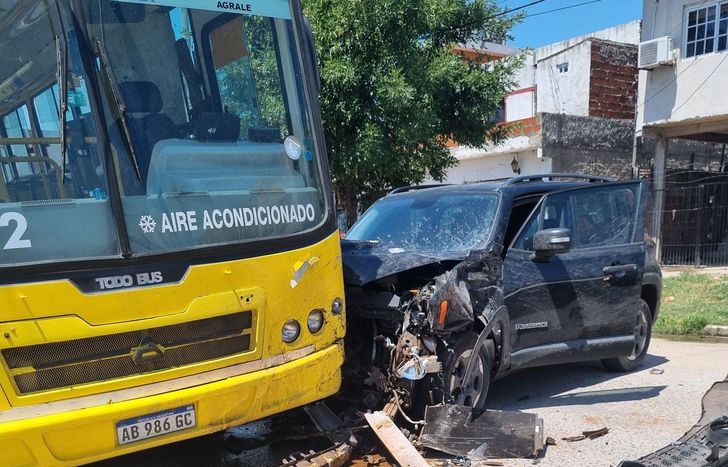 Así quedó la camioneta tras chocar con el colectivo.