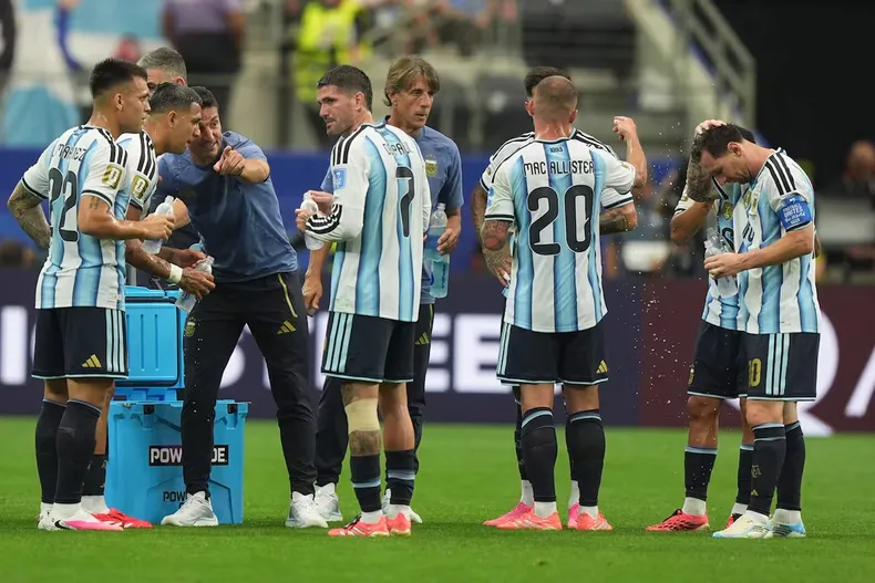 Scaloni mantiene dudas en el equipo de la Selecci&oacute;n Argentina.