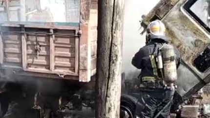 Un bombero apaga el fuego en el camión.