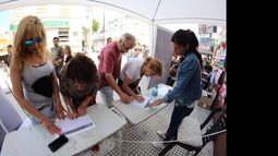 En la peatonal Laprida juntaron más de 500 firmas.
