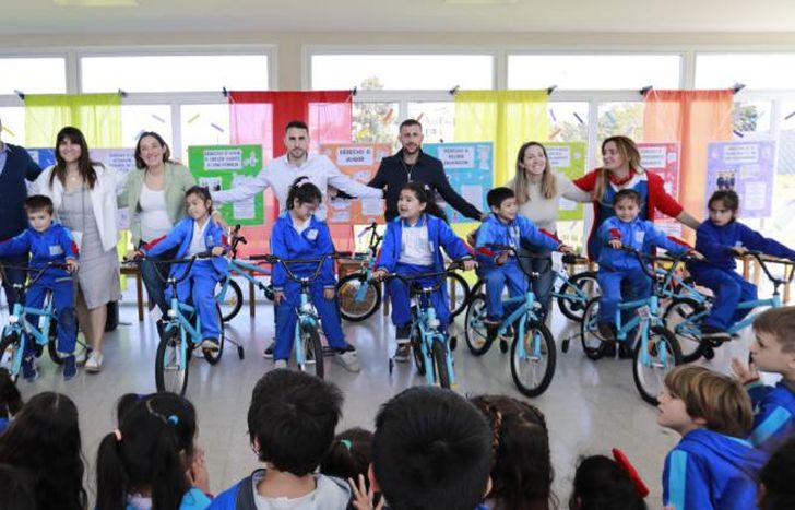 Unos 50 chicos recibieron las bicis.