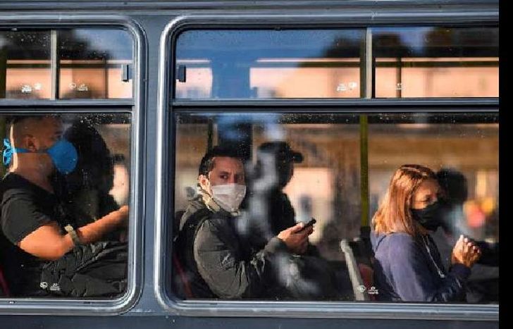 Puede trasladarse personas que presten servicios o realicen actividades declarados esenciales en el marco de la emergencia pública.