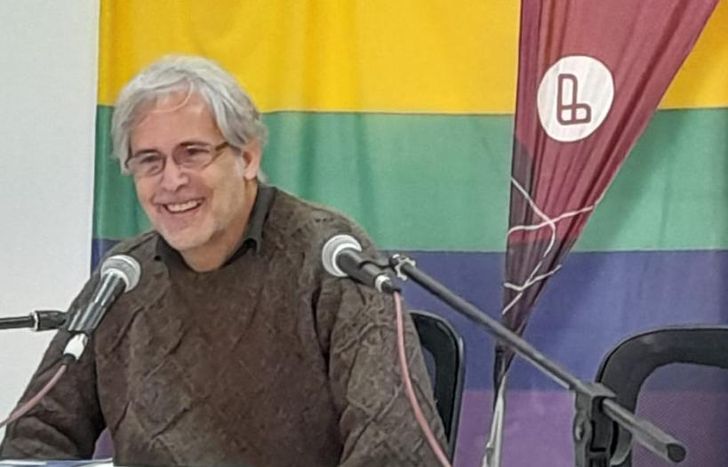 Presenta su nuevo libro.