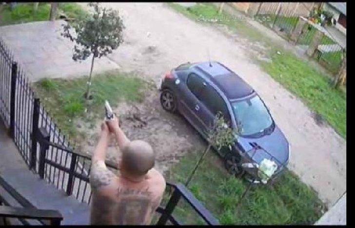 El tío de la víctima, quien vive en la parte superior de la vivienda salió armado.