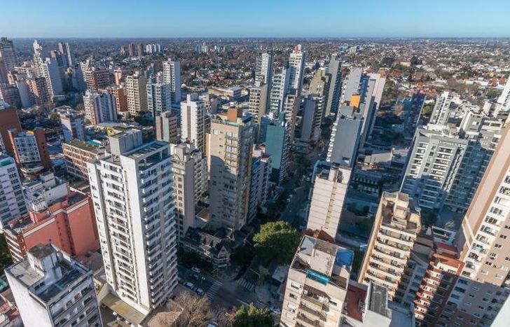 Una vista aérea de Las Lomitas y sus imponentes edificios.