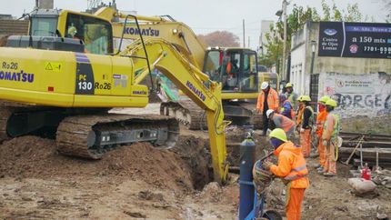 En Banfield hicieron excavaciones en las vías para instalar el sistema pluvial.