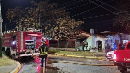 Tres dotaciones de bomberos debieron socorrer. Tres dotaciones de bomberos debieron socorrer.