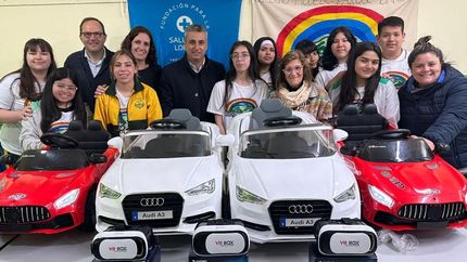 Los alumnos del Colegio Modelo Parque Barón junto a los integrantes de la Fundación para la Salud.