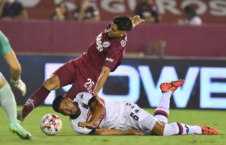 Di Plácido, exigido, alcanza a sacar el centro.