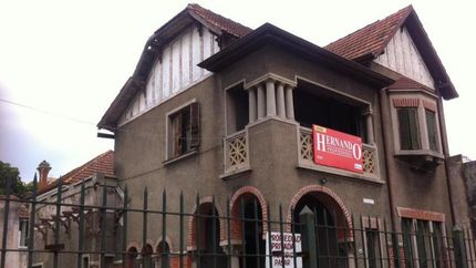 La casa está ubicada sobre la avenida Alsina al 400. La casa está ubicada sobre la avenida Alsina al 400.