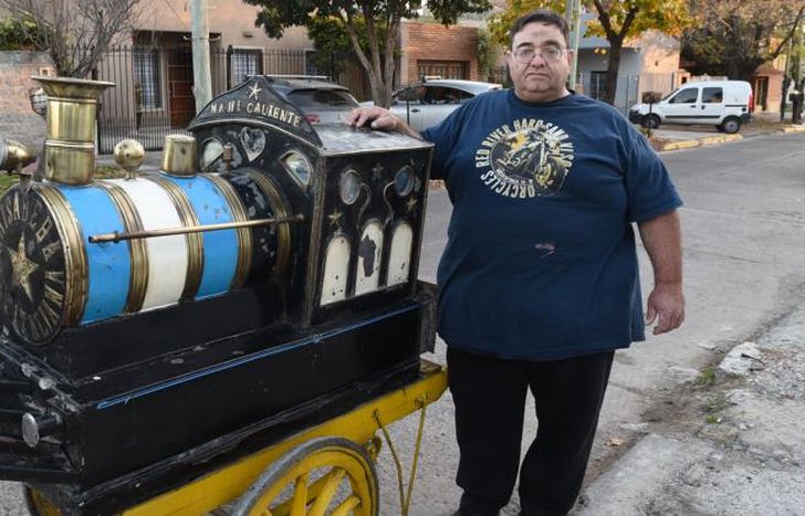 El carro de maní caliente, un clásico de las tardes lomenses.