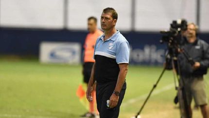 El entrenador ya habló con el goleador uruguayo. El entrenador ya habló con el goleador uruguayo.