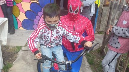 Para que un vecinito deje de llorar le donó su bici. Para que un vecinito deje de llorar le donó su bici.