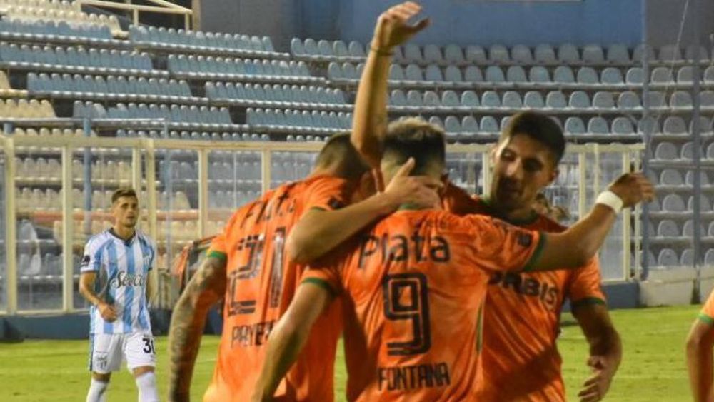 El Chino Fontana recibe el saludo de sus compañeros.