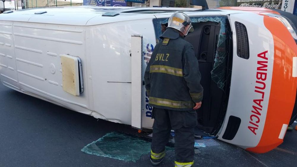 La ambulancia volcó sobre la avenida Hipólito Yrigoyen.