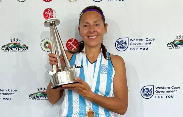 Lorena Galván con el trofeo.