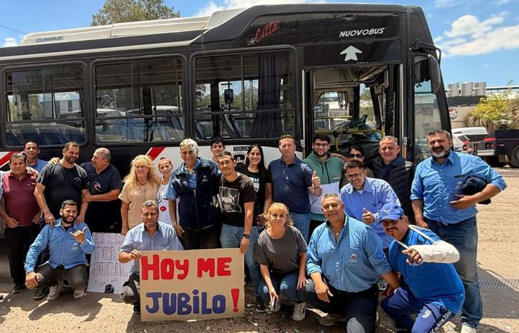 Javier junto a sus compañeros y seres queridos, tras haber realizado su último recorrido en la empresa Yitos.