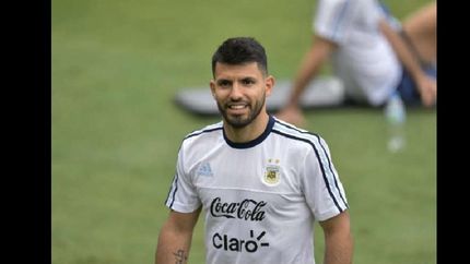agüero practico a la par de sus companeros