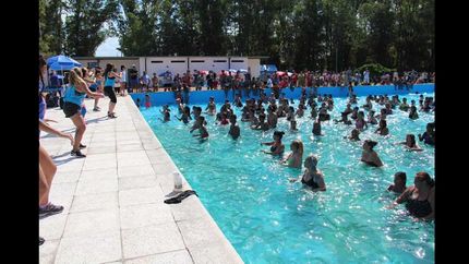 arrancan las clases gratuitas de aqua zumba en la colonia de verano