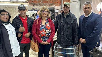 Entregaron un andador a un vecino de Centenario para que siga estudiando.