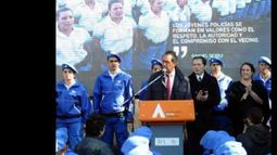 Esteban Echeverría, 06/05/2015. El gobernador Daniel Scioli encabezó hoy el acto de egreso de 297 efectivos de la Policía Local de Esteban Echeverría, y pidió a la nueva fuerza que trabaje con mucha autoridad, y sin autoritarismo, con mucha sensibilidad social, respetando el Estado de derechos, y las garantías constitucionales para que se sientan honrados y orgullosos. Prensa Gobernación