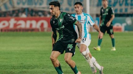 Mauro Méndez conduce un avance de Banfield.
