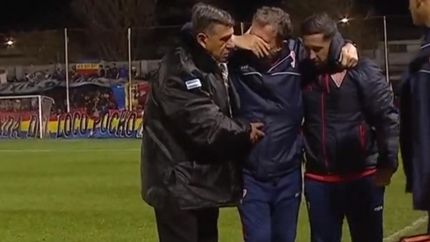 El doctor debió ser ayudado para salir de la cancha. El doctor debió ser ayudado para salir de la cancha.