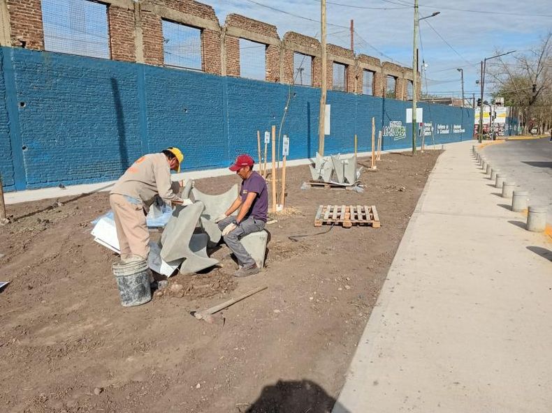 También se construyeron veredas de hormigón peinado, cordones y rampas de acceso para facilitar el ingreso y la circulación de los camiones que operan en el predio.