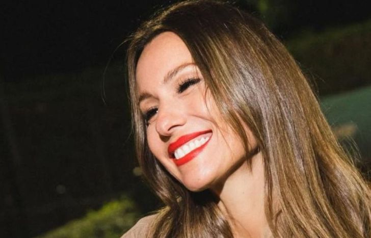 Pampita, cerca de un actor.